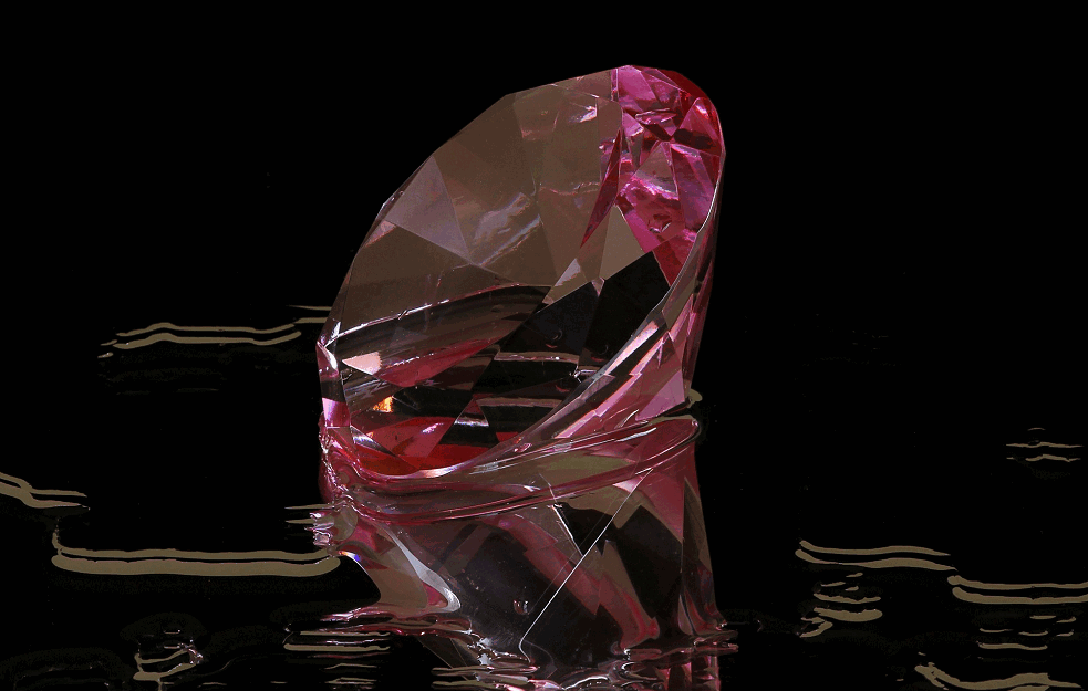 NAJREĐI I NAJVREDNIJI DIJAMANT U BOJI: Svetski rekord za ružičasti dijamant na aukciji u <span style='color:red;'><b>Hongkong</b></span>u